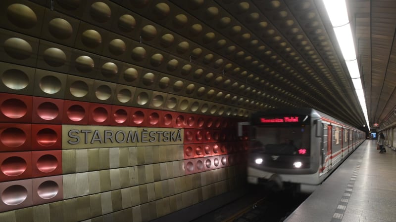 Stanice metra Staroměstská se otevře i pro vstup. Opravy škod po požáru budou pokračovat