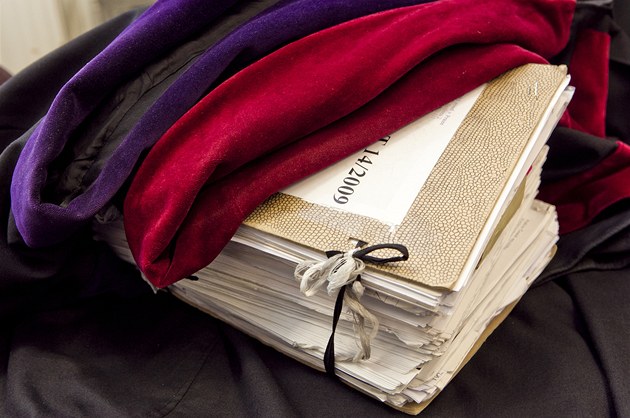 Šli po milionech z prodeje bytu. Trojici soudí za brutální přepadení chataře