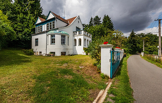 Na prodej je prvorepubliková vila slavného muzikanta a herce. Trávil v ní léto