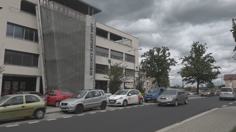 Dvanáctiletá dívka z Varů porodila bratrovo dítě. Policie ho nyní obvinila ze znásilnění