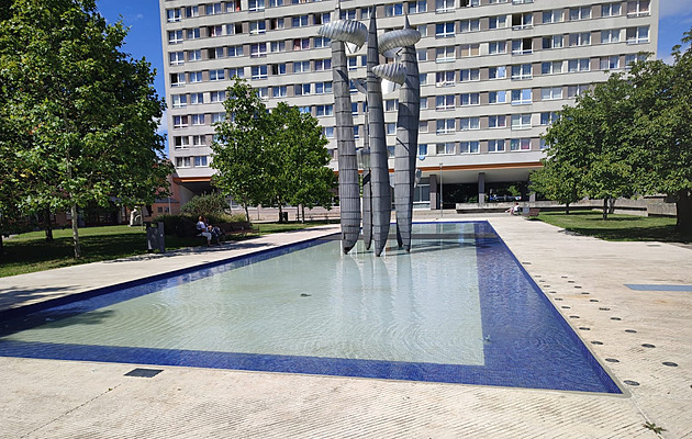 Po řádění vandala opravili fontánu, už se v ní ale lidé koupou a perou prádlo