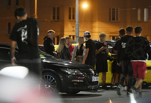 Sraz pod okny policie, pak rachot. Teplice trápí mladí na silnicích, řádí denně