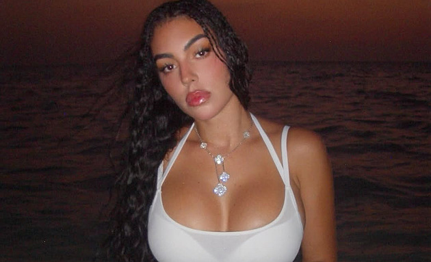 Snoubenka Cristiana Ronalda se na fotkách z pláže chlubí vypracovanou postavou