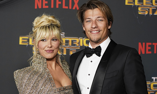 Herečka Millie Bobby Brownová s manželem Jakem Bongiovim adoptovali holčičku