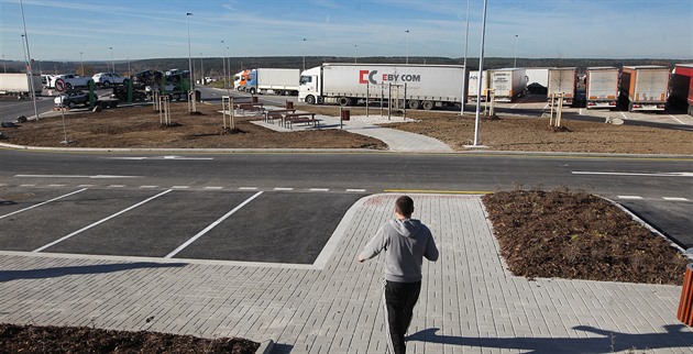 Gruzínci vykrádali zaparkovaná auta u D5, za pár desítek minut zvládli tři