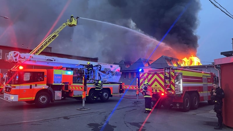 Hoří hala s odpadem v Ostravě: Zasahuje 18 jednotek hasičů, na místě je chemická laboratoř