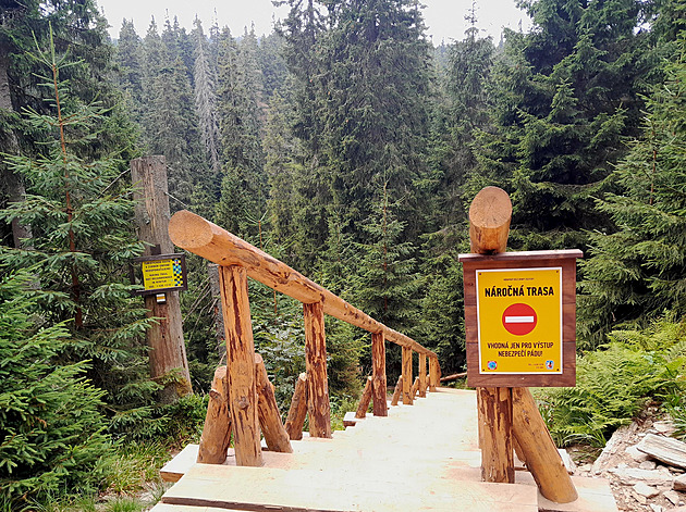 Cesta u Bílé Opavy pod náporem turistů. Správa CHKO Jeseníky ji zjednosměrnila