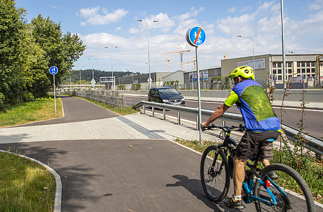 Cyklisté se diví. Autům brání v jízdě svodidla, přesto je stezka přerušená