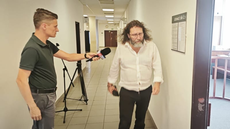 Milenci z Lovosic před soudem: Manažer postřelil manžela místostarostky, pak jí dohodil zakázky