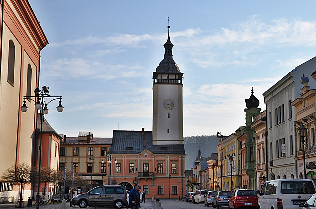 Na radnici v Hranicích vyroste lešení, její věž dostane novou korouhev