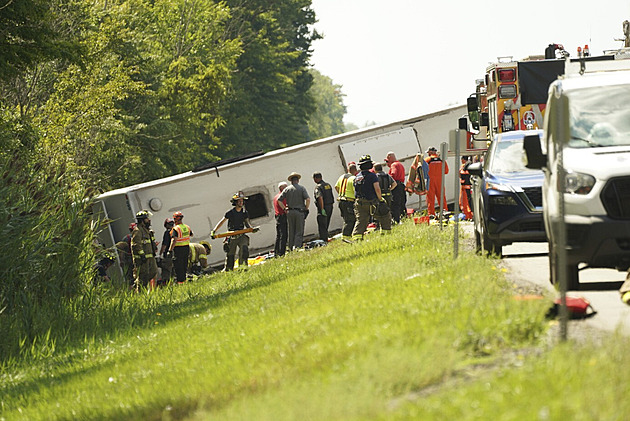 Smrt u Niagarských vodopádů. Náhle strhl volant a autobus plný turistů se převrátil