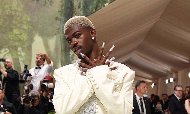 Raper Lil Nas X se procházel po ulicích ve spodním prádle. Skončil v nemocnici