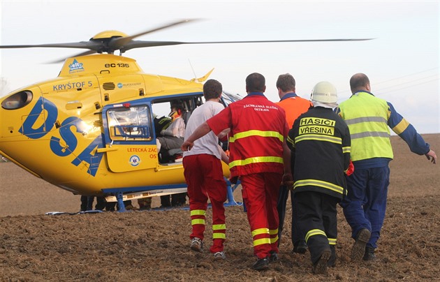 Vrtulník letěl pro těžce zraněného muže, ve Fulneku vstoupil přímo před vlak