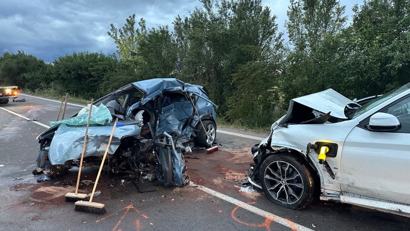 Na Nymbursku se srazilo pět vozů: 20letý řidič náhle vjel do protisměru, nehodu nepřežil