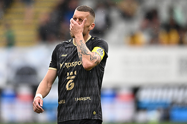 Těžké chvíle pro Hradec, místo bodů sbírá spíše karty. Pomůže vysněná posila?