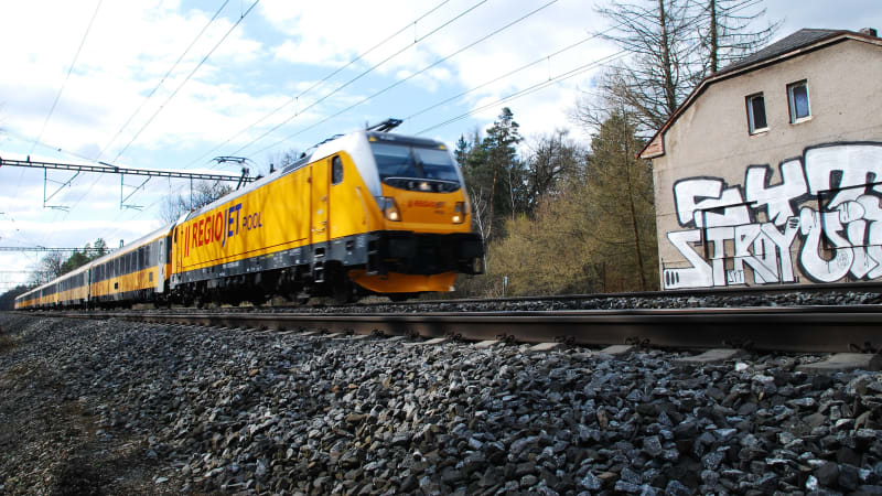 Smrt na kolejích. V Čisovicích srazil vlak muže, provoz na trati mezi Prahou a Dobříší stojí