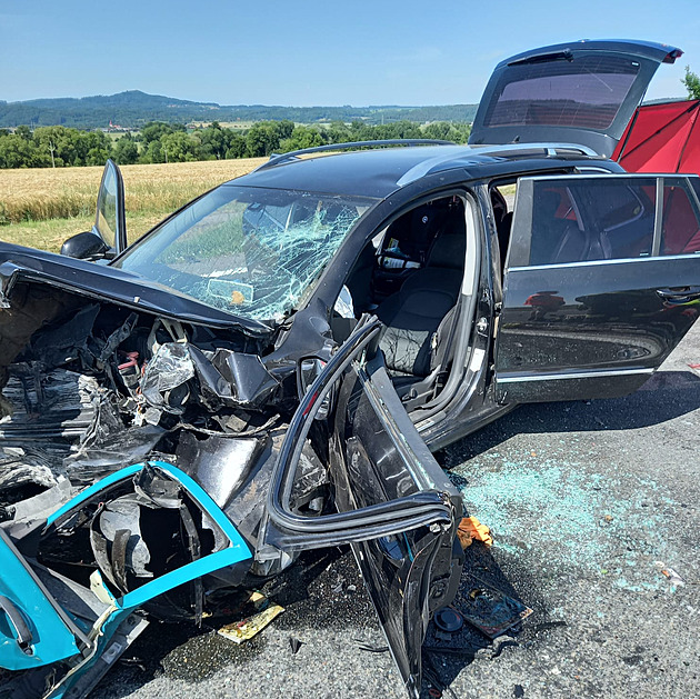 Před zatáčkou dostal smyk a vjel do protisměru. Protijedoucí senior zemřel