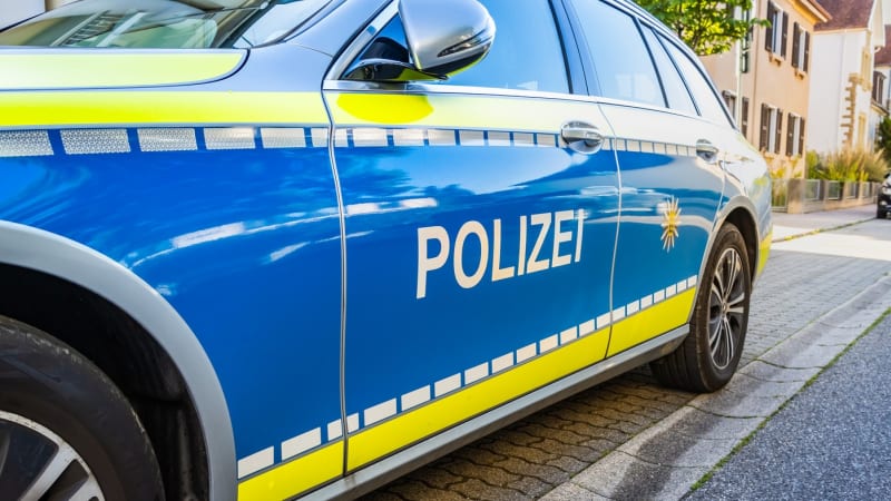 Muž v Bavorsku zapomněl manželku na parkovišti. Když ji našli 70 km daleko, dostal rázné kázání