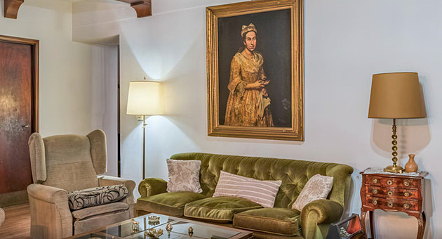 Obraz ukradený nacisty se objevil na fotkách realitky. Před akcí policie zmizel