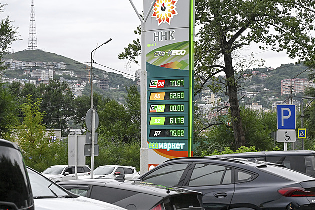 Rusko je křehké, ukazuje nouze o benzin po zásahu rafinerií. Potíže mohou narůstat
