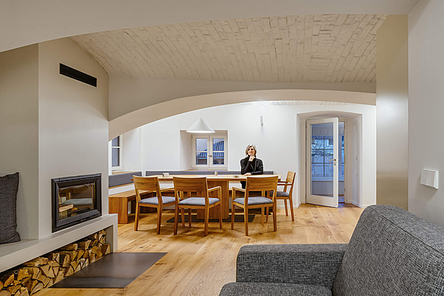 Z depresivního domu je prosluněné bydlení v srdci krásného Kokořínska