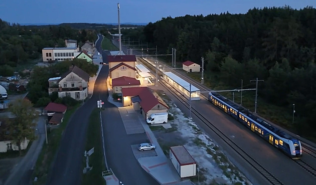 Včas se rozsvítí i zhasne. Jak funguje nová technologie osvětlení vlakových nástupišť?