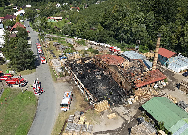 Pokračujeme, zní odhodlaně z vyhořelých pil. S obnovou pomáhají i zaměstnanci