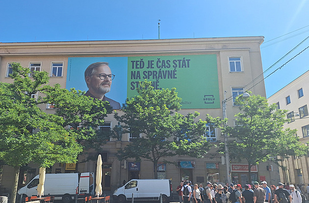 Není to billboard, ale banner. Obří plachta s Fialou je v pořádku, rozhodlo Brno