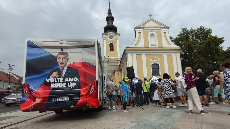 REPORTÁŽ: Babiš kázal před chrámem, kde křtili Masaryka. A sehrál scénku o Fialovi