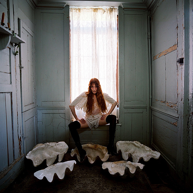 Mystika a uzdravení. Do pražské O2 areny přijedou Florence + The Machine