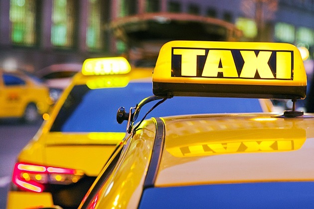 Praha zvažuje revoluci v taxi dopravě. Auta by podle návrhu musela být bezemisní