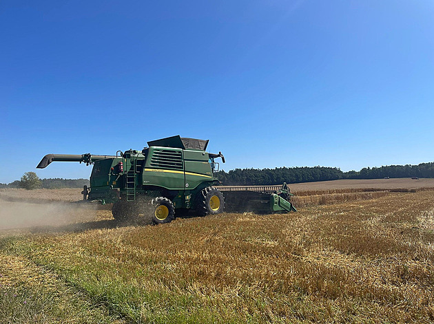 Mák se seče rychleji, z ovsa všechno drbe. Den řidiče kombajnu začíná nepopulárně