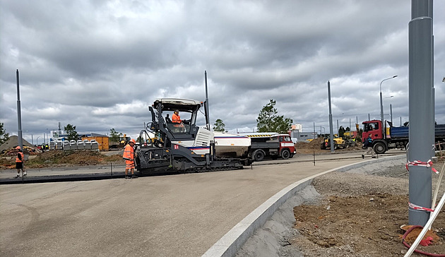 Pondělní návrat dětí do školy budou komplikovat uzavírky na silnicích