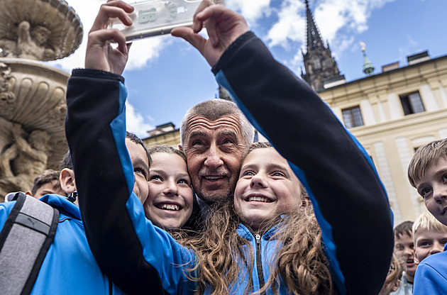 Průzkumům dál vládne ANO, SPD je před Starosty. Těsně by se dostali i Motoristé
