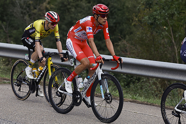 Vuelta ONLINE: Další dojezd na kopec. Do úniku se pouští pětice cyklistů