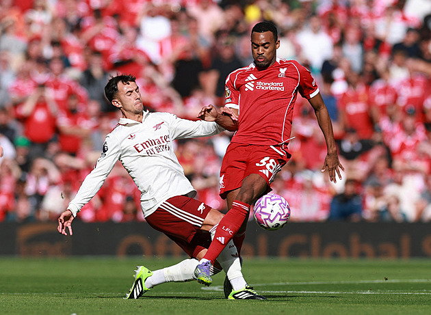 ONLINE: Liverpool hostí Arsenal. Diouf asistoval u výhry, City opět bez bodu