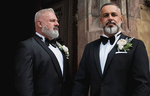 Známý kadeřník Libor Šula si vzal svého partnera. Dva muži, jedna láska, napsal