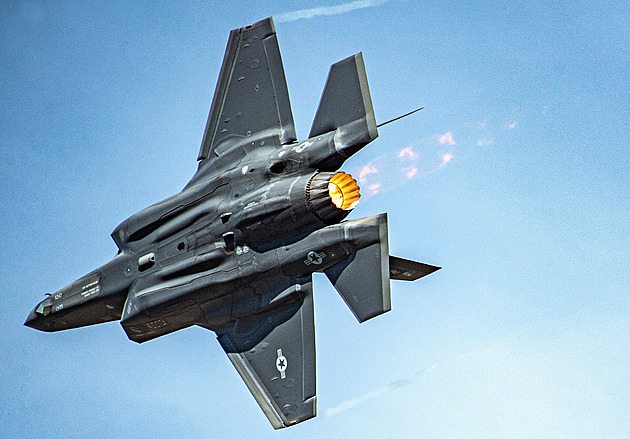 Havárii F-35 způsobila zamrzlá hydraulika. Letoun pak dorazil jeho počítač