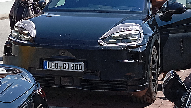Nachytali jsme maskované elektrické Porsche Cayenne, bude mít tisíc koní