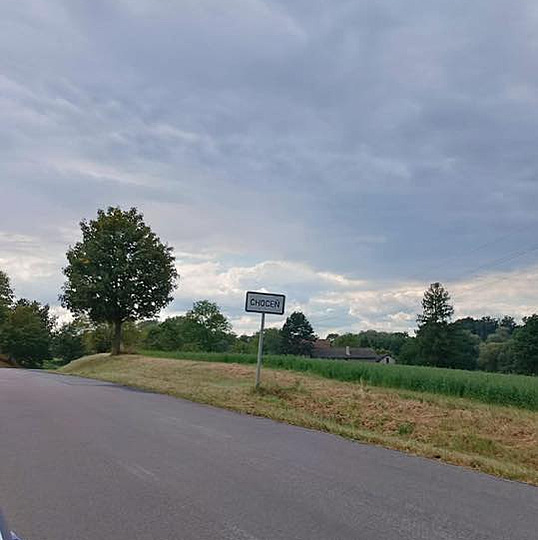 Jsem v Chocni, nebo Vysokém Mýtě? Vtipálek zmátl řidiče záměnou cedulí