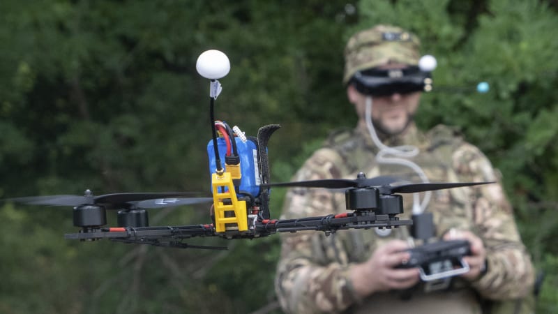 Revoluce na bojišti: Ukrajina posílá na Rusy roje dronů. Jejich útok řídí umělá inteligence