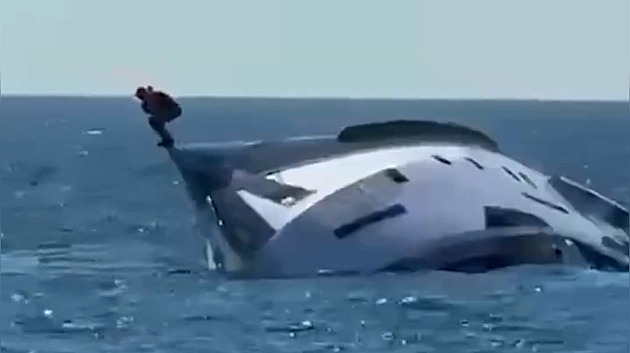 Luxusní jachta šla ke dnu pár minut po spuštění na vodu. Posádka doplavala na břeh