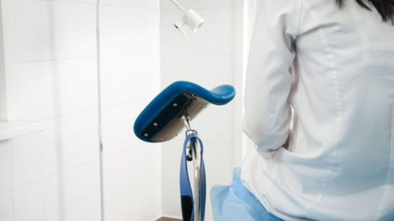 Porodník ve Francii znásilňoval a zneužíval ženy. Mohlo jich být až 50, stráví léta ve vězení