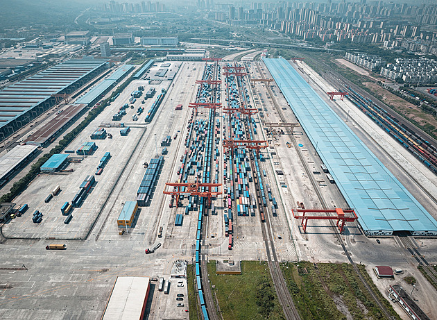 Čína pracuje na svém novém „Suezu“. Místo lodí sází na železnici