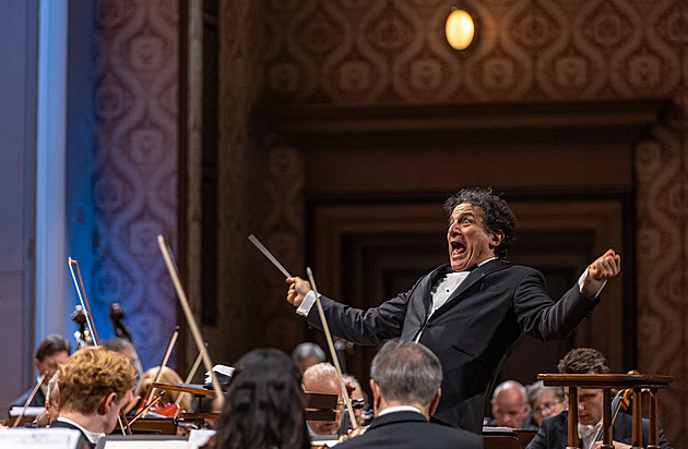 GLOSA: Z klidu vyrušil Šostakovič. Orchestr z Frankfurtu zazářil až napodruhé