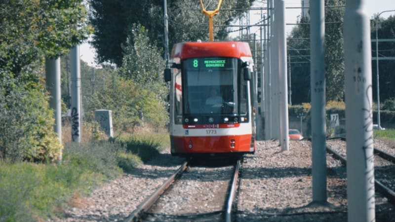 Dívky se v Brně vozily na spřáhlu tramvaje, ukazují záběry. O případ se zajímá policie