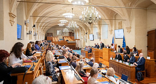 Volby do Poslanecké sněmovny 2025 ONLINE: Až třetina voličů stále váhá