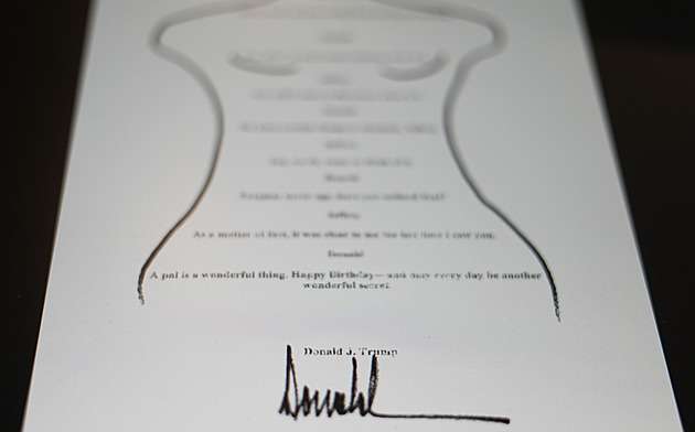 Podpis v ženském klíně. Demokraté ukázali dopis, jejž prý Trump poslal Epsteinovi