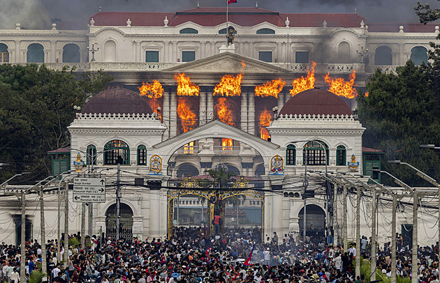 V Nepálu hoří parlament, politiky evakuují helikoptéry. Premiéra smetl zákaz sítí