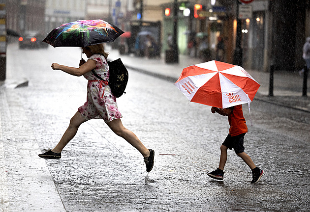Noc s extrémními srážkami. Místy napršelo až 50 mm, déšť se objeví i v dalších dnech